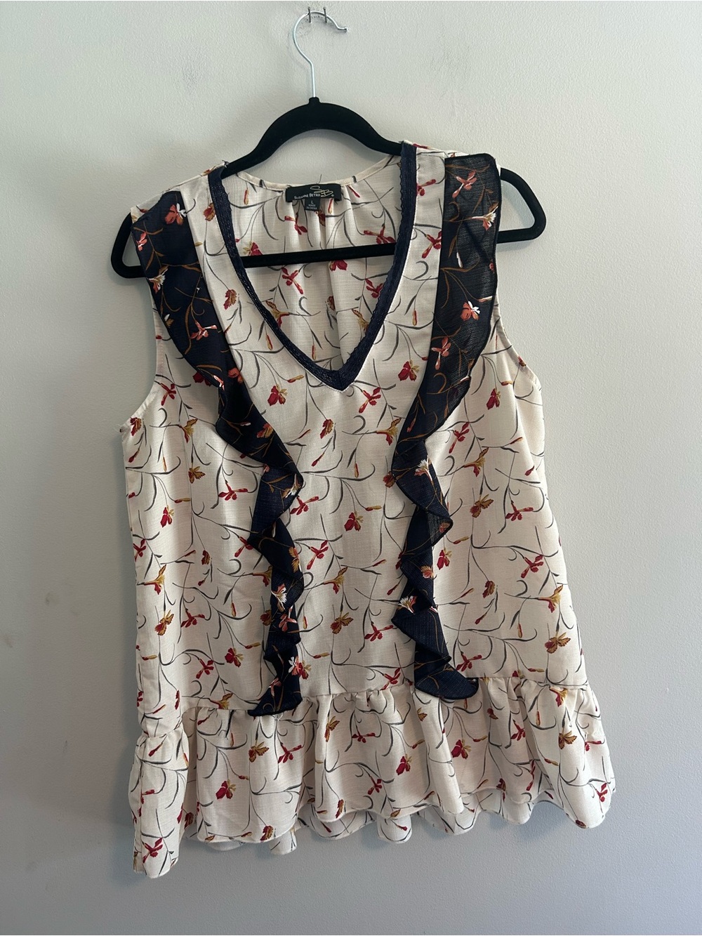 Suzanne Betro large tan & navy with red Floral Ruffle V-Neck Sleeveless blouse
